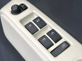 【電動格納ミラー】サイドミラーは電動格納式となっており、狭い駐車場でもキズがつくリスクを抑えられます。