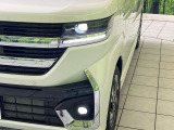 【LEDヘッドライト】悪天候や夜間走行時も良好な視界を確保し安心して運転できる高輝度LEDヘッドライトを装備!点灯速度が早く、消費電力も抑えられています。