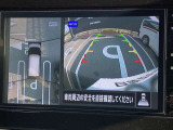 アラウンドビューモニターです。4つのカメラからの映像を合成・処理することで空から見下ろすような視点で周囲を確認でき、駐車時のクルマの位置確認がスムーズになります。