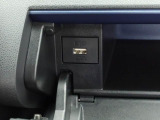 USBポートはスマートフォンの充電などにご利用いただけます♪
