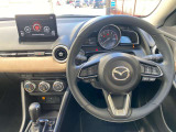 【運転席インテリアデザイン】左右対称のインテリアデザインでドライバーを包み込み運転に集中できるように設計されています。