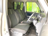 運転席まわりには十分なスペースがあり、大柄な方でもゆったり運転していただける環境です。