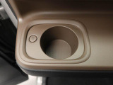カップホルダーは運転席や助手席からちょうど手の届く位置です!!