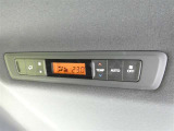 後席用にもオートエアコンの吹き出し口があり快適です。どの席に座っても快適なドライブが楽しめます♪