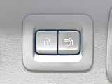 【パワーバックドア】スマートキーや運転席のボタンを押すだけでリアゲートが自動で開閉します!荷物を持っている時や、高い位置にあるバックドアを閉める際に便利な機能です♪