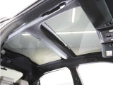 ◆パノラマルーフ装備車◆開放感あふれるガラスルーフを装備!車内空間を明るく照らすことでドライブ体験に変化を。