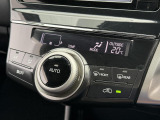 【オートエアコン】一度お好みの温度に設定すれば、車内の温度を検知し風量や温度を自動で調整。暑い&hellip;寒い&hellip;と何度もスイッチ操作をする必要はありません。快適な車内空間には必須の機能ですね♪