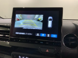 リバースギアに入れるだけで後方の表示へ切り替わります。夜間や雨の日の駐車も楽になりますよ。