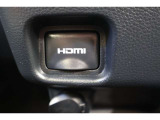 音声と映像が1本のケーブルで伝送できる便利なHDMIを装備しています。iPhoneやスマートフォンの画面と全く同じ画面がカーナビの画面に表示されるので、地図アプリや動画などのミラーリングが可能です。
