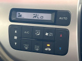 【オートエアコン】一度お好みの温度に設定すれば、車内の温度を検知し風量や温度を自動で調整。暑い&hellip;寒い&hellip;と何度もスイッチ操作をする必要はありません。快適な車内空間には必須の機能ですね♪