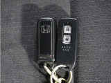 ◆スマートキー◆カギをバッグやポケットに入れたままでもドアロックの開閉ができる『スマートキー』付き!雨天や暗くなってもカギを取り出す必要がなくドアの開錠&エンジンも始動できます