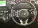 【ハンドル】運転にかかわる様々な操作を安全に行えるように視点移動が少なく操作性に配慮されたスイッチ類が凝縮されたコックピットです。