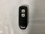 スマートキーを装備しています。鍵を差し込むことなくドアロックの開け閉めと、スタートボタン操作でのエンジンスタートができます。