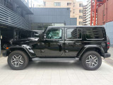 ホイールアーチが台形なのはJeepのみのデザインになり、ここを見てもJeepとすぐ分かります!