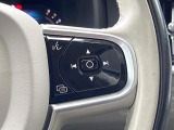 【ステアリングスイッチ】運転中、前方から目線をそらさずにオーディオ等の操作ができるよう、適切に配置されたスイッチ類。安心&快適なドライブを演出してくれる便利な機能です。