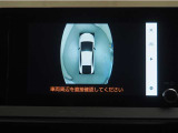 パノラミックビューモニター付きです。車両を上から見たような映像をディスプレイオーディオ画面に表示。運転席からの目視だけでは見にくい、車両周辺の状況をリアルタイムでしっかり確認できます。