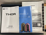 スマートキーは鍵をバッグに入れたままでもドアロックの開閉やエンジンのON・OFFができます。夜間や雨の日も鍵を探さなくて良いので便利です。