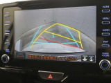 車庫入れや縦列駐車などの際に、後退操作の参考になるガイドラインをモニター画面に表示します。