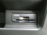 純正ETC2.0付 料金所もスムーズに通れ、割引料金の適用もあります。ビルトインできれいに収まっており、見た目もスマートです。