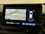 リバースギアに入れるだけで後方の表示へ切り替わります。夜間や雨の日の駐車も楽になりますよ。