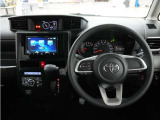 運転にかかわる様々な操作を安全に行えるように視点移動が少なく、操作性に配慮されたスイッチ類が凝縮されたコクピットです。