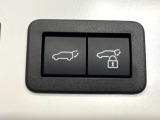 【パワーバックドア】スマートキーや運転席のボタンを押すだけでリアゲートが自動で開閉します!荷物を持っている時や、高い位置にあるバックドアを閉める際に便利な機能です♪