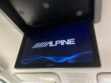 【フリップダウンモニター】大画面モニターで後席でもエンタメをお楽しみいただけます。小さなお子様にも大人気の装備です♪