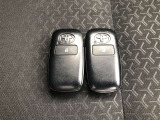 スマートキー2個有ります。家族で共有すれば自宅駐車場での入替えや旅行の時などに大変便利ですね。