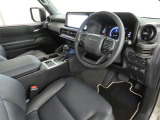 高級感のある美しいインテリアデザインの運転席です。