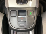 セレクトレバーの下に電子制御パーキングブレーキがあります。スイッチひとつで、停車した地点の傾斜などをシステムが検知・判断してブレーキ力を自動的に最適制御し、しっかり停車できるパーキングシステムです。