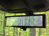 【インテリジェントルームミラー】後席の大きな荷物や同乗者で後方が確認しづらい時でも安心!カメラが撮影した車両後方の映像をルームミラー内に表示。クリアな視界で状況の確認が可能です!