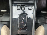 e-POWERは、アクセルを踏むと加速し、緩めると減速しながら発電するため、ペダルの踏みかえ回数が大幅に減り、運転の疲労を軽減します。