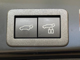 【パワーバックドア】スマートキーや運転席のボタンを押すだけでリアゲートが自動で開閉します!荷物を持っている時や、高い位置にあるバックドアを閉める際に便利な機能です♪