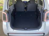 後席は分割可倒式で、用途に合わせてアレンジ可能。荷物の量や乗車人数に応じて柔軟に使える便利なシートです。