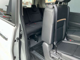 サードシートへの、間口が広く、乗り降りもしやすく、リラックスしてご乗車できます。ご家族そろって楽しいドライブを