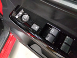 ワンタッチでドアミラーの格納が可能です!狭い車庫や立体駐車場などにオススメ!