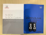 スマートキーは鍵をバッグに入れたままでもドアロックの開閉やエンジンのON・OFFができます。夜間や雨の日も鍵を探さなくて良いので便利です。