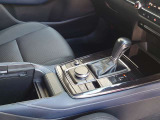【オートブレーキホールド】停車中にブレーキペダルから足を放しても、ブレーキを自動的に制御して、車両の停車状態を保持する機能です。信号待ちなどの停車時に運転者の負担を軽減します。