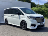 狭い駐車場でも、スライドドアならチャイルドシートへのお子さまの乗降や荷物の積載もスムーズ。とても便利な【両側電動スライドドア】ドアハンドを少し引くだけでリアドアが自動開閉します。