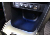 運転席からも助手席からも手が届きやすく、充電中のスマホなども置けるフロントコンソールボックスにはLEDアンビエント照明付。アクセサリーソケットも装備されています。