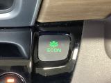 ECON モードをON にするとアクセルペダルの動きに対するエンジンの反応とエアコンの制御を切り換えることで、燃費のいい運転をするドライバーがペダルを踏んだ時と同じようにエンジンを制御します。