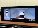 パノラミックビューモニターを装備。駐車場や交差点でクルマを真上から見るように周囲を確認できます。機能の詳細は販売店スタッフまでおたずねください。