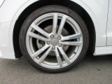全車両に標準装備の純正アルミホイールは、純正ならではのバランスの良いデザインと、走行安定性をお楽しみ頂けます。