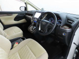 高級感のある美しいインテリアデザインの運転席です。
