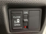 【片側パワースライドドア】片側がパワースライドドアになっており、運転席のスイッチやスマートキーでも開閉が可能です!開口部も広いので乗り降りも楽々♪