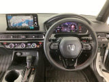 【ハンドル】運転にかかわる様々な操作を安全に行えるように視点移動が少なく操作性に配慮されたスイッチ類が凝縮されたコックピットです。