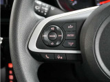 ハンドルにオーディオ操作用スイッチを備え、手を放さずに操作可能。安全性と利便性を両立しています。