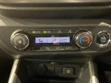 【オートエアコン】一度お好みの温度に設定すれば、車内の温度を検知し風量や温度を自動で調整。暑い&hellip;寒い&hellip;と何度もスイッチ操作をする必要はありません。快適な車内空間には必須の機能ですね♪