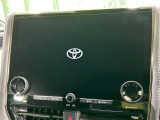 【メーカー純正14インチナビ】インテリアに溶け込むスタイリッシュな「専用設計」メーカーナビを装備♪視認性や操作性など基本性能にも優れ、より上質なカーライフをお楽しみいただけます。