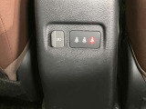 アームレスト後ろにはUSBソケットを装備!後席でも携帯を充電することができます!